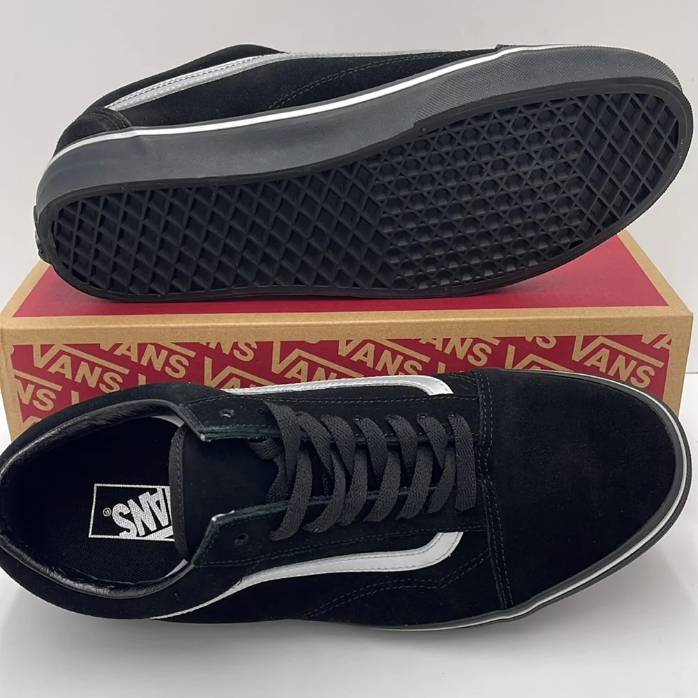 Vans Men’s Black and White Sneakers Old Skool
Metallic Black
VN000CT8BMA - Picture 3 of 16